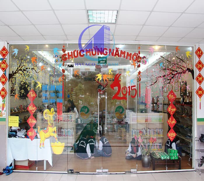 Cách trang trí cửa kính quán cafe độc đáo và ấn tượng có 1 không 2.