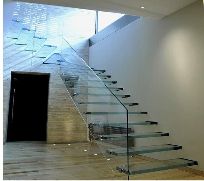 Cầu thanh kính cường lực có bậc thang cao bao nhiêu là phù hợp