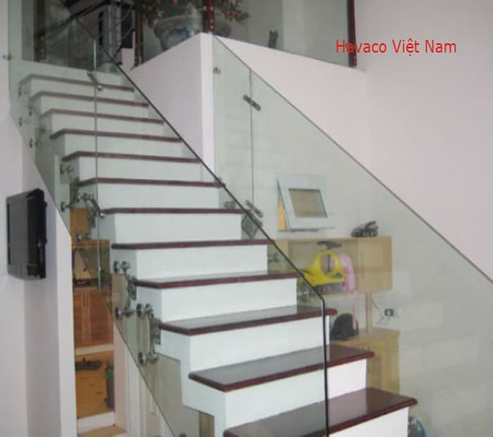 Cầu thang kính giá bao nhiêu?