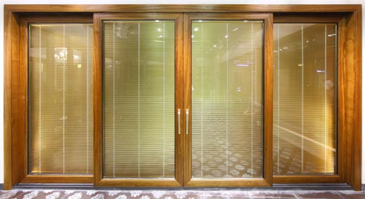 Cửa gỗ kết hợp kính cường lực