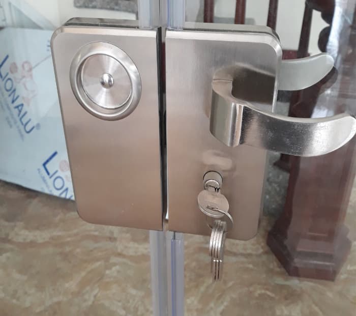 Cách tháo khóa tay nắm tròn ra khỏi cửa kính lùa