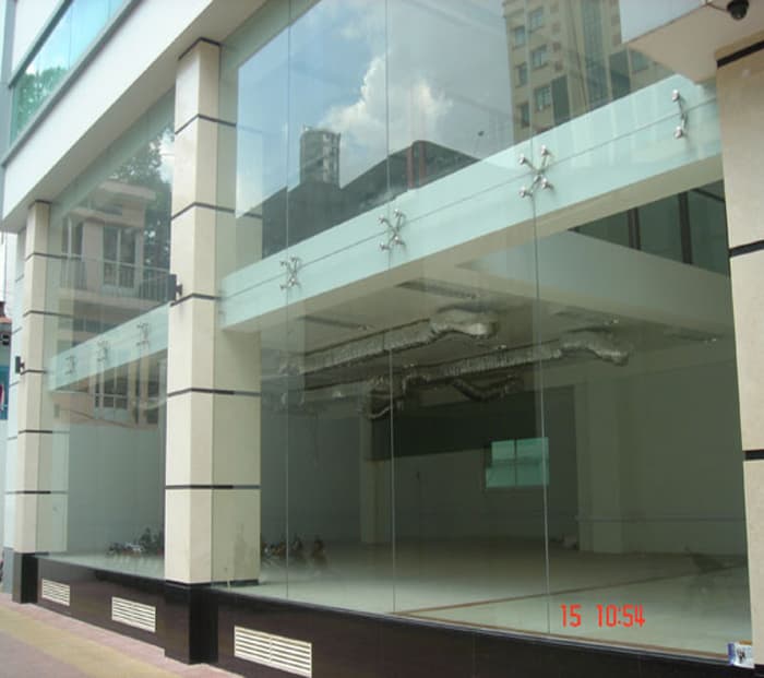 Vách ngăn bằng kính cường lực phòng khách, phòng ngủ đẹp, hiện đại