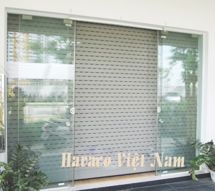 Cửa kính lùa treo ray nhôm.