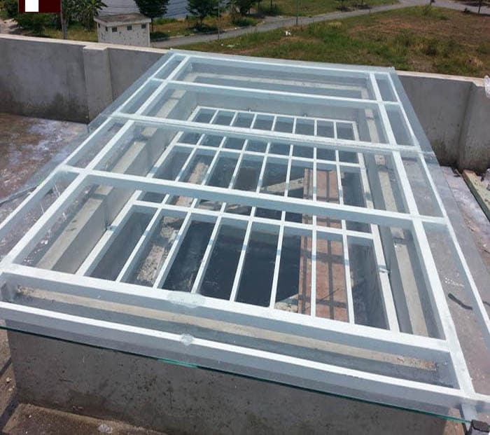 Mẫu khung sắt bảo vệ giếng trời kính cường lực