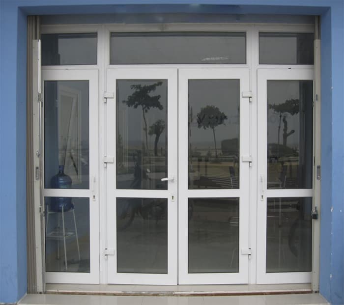 So sánh cửa nhựa lõi thép và cửa gỗ - Nên làm cửa gỗ hay cửa nhựa.