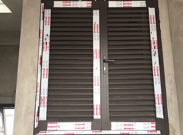 Kích thước cửa chớp lật nhà vệ sinh - giá cửa chớp lật nhôm kính