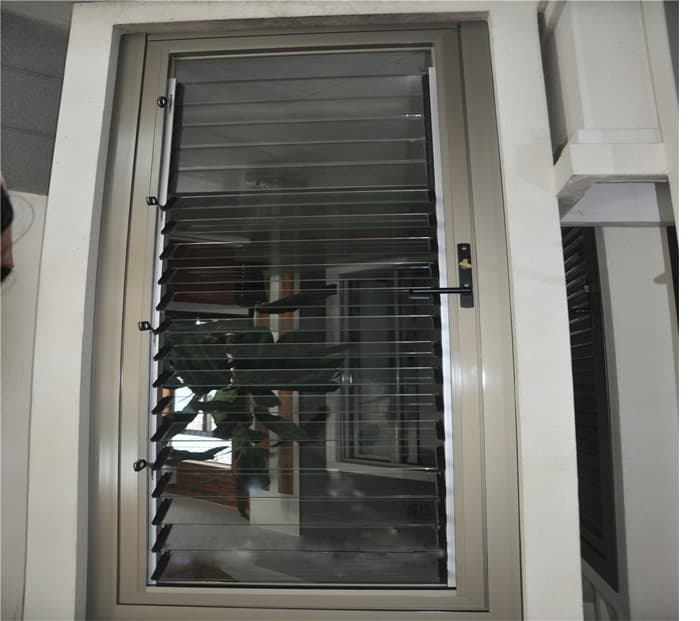 Cửa chớp là gì – Cửa chớp lật kính, cửa chớp nhôm