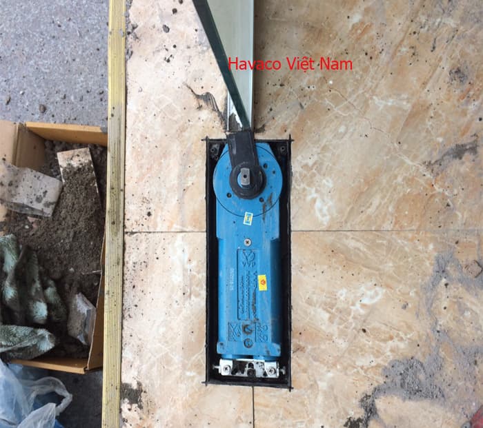 Tuyệt!!! Đã có cửa kính cường lực khép tự động nhờ bản lề tự đóng cửa.