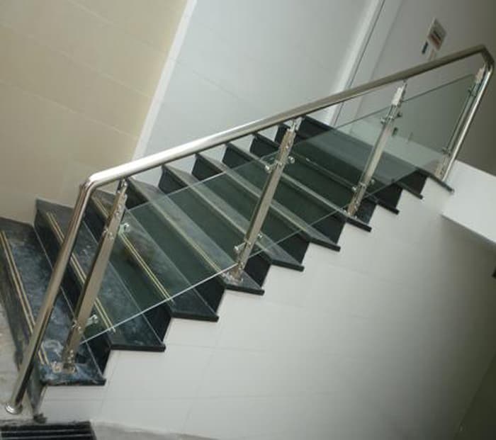 Thanh lý cầu thang cũ làm từ kính có ai mua không.