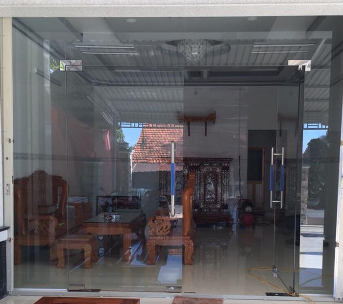 Các mẫu cửa kính cường lực phòng khách