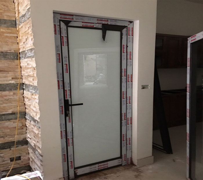 Cửa đi 1 cánh nhôm Xingfa: kích thước, ứng dụng và báo giá