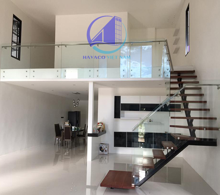 Lan can kính cường lực gác lửng: chọn sao cho đẹp