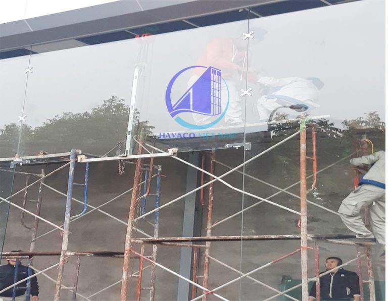 Trang trí mặt tiền bằng kính cường lực