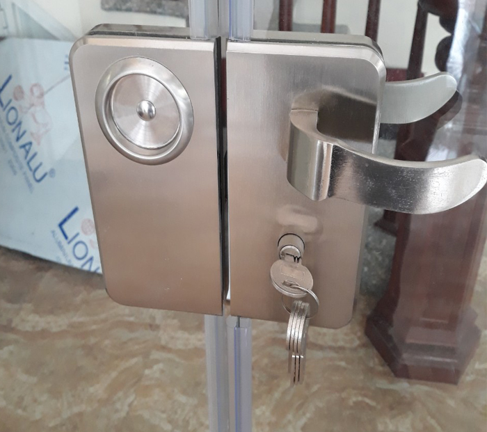 Cách tháo khóa tay nắm tròn ra khỏi cửa kính lùa
