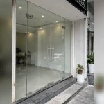 Góc nhìn mặt tiền và khu vực lắp đặt chính Cửa kính thủy lực tại Tây Hồ, Hà Nội