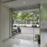 Chi tiết tay nắm, khóa hoặc phụ kiện vận hành Cửa kính thủy lực tại Tây Hồ, Hà Nội