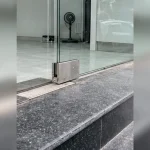 Chi tiết tiếp giáp tường, sàn và khe kỹ thuật Cửa kính thủy lực tại Tây Hồ, Hà Nội