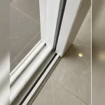 Góc nhìn ngang thể hiện độ thẳng và cân đối Cửa nhựa lõi thép tại Đông Anh, Hà Nội