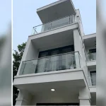 Khu vực ray, bản lề hoặc điểm liên kết chính Lan can kính cường lực tại Thanh Xuân, Hà Nội