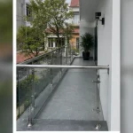 Góc nhìn ngang thể hiện độ thẳng và cân đối Lan can kính cường lực tại Thanh Xuân, Hà Nội