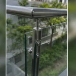 Chi tiết tiếp giáp tường, sàn và khe kỹ thuật Lan can kính cường lực tại Thanh Xuân, Hà Nội