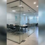 Góc nhìn mặt tiền và khu vực lắp đặt chính Vách kính cường lực tại Cầu Giấy, Hà Nội