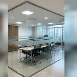 Khu vực ray, bản lề hoặc điểm liên kết chính Vách kính cường lực tại Cầu Giấy, Hà Nội