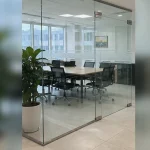 Chi tiết tiếp giáp tường, sàn và khe kỹ thuật Vách kính cường lực tại Cầu Giấy, Hà Nội