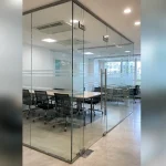 Góc nhìn mặt tiền và khu vực lắp đặt chính Cửa kính cường lực tại Đống Đa, Hà Nội