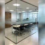 Khu vực ray, bản lề hoặc điểm liên kết chính Cửa kính cường lực tại Đống Đa, Hà Nội