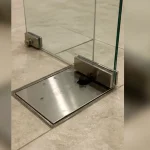 Góc nhìn ngang thể hiện độ thẳng và cân đối Cửa kính cường lực tại Đống Đa, Hà Nội