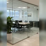 Chi tiết tiếp giáp tường, sàn và khe kỹ thuật Cửa kính cường lực tại Đống Đa, Hà Nội
