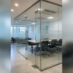 Vách kính phòng họp kết hợp cửa kính cường lực