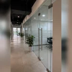 Cửa kính văn phòng giúp không gian làm việc thông thoáng