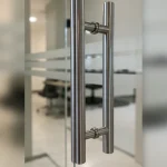 Tay nắm inox của cửa kính cường lực văn phòng