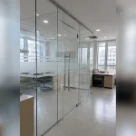 Bản lề sàn cửa kính cường lực được lắp cân chỉnh