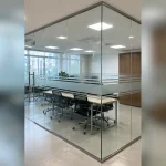 Chi tiết kẹp trên cửa kính cường lực văn phòng