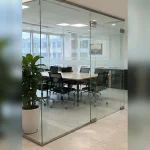 Đường keo và góc nối vách kính được hoàn thiện gọn