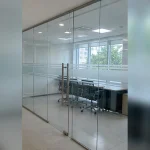 Phụ kiện chân kính cường lực tại cửa văn phòng