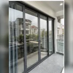 Cửa nhôm kính ban công giúp phòng ngủ sáng hơn