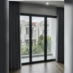 Hệ cửa nhôm kính đồng bộ trên ban công nhà phố