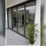 Tay nắm và khóa cửa nhôm kính ban công