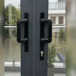 Chi tiết tiếp giáp tường, sàn và khe kỹ thuật Cửa nhôm kính tại Hai Bà Trưng, Hà Nội
