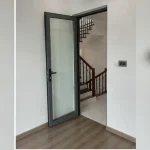 Khu vực ray, bản lề hoặc điểm liên kết chính Cửa nhôm Xingfa tại Tây Hồ, Hà Nội