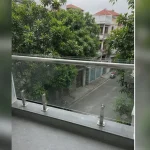 Góc nhìn ngang thể hiện độ thẳng và cân đối Cửa nhôm Xingfa tại Tây Hồ, Hà Nội