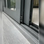 Chi tiết tiếp giáp tường, sàn và khe kỹ thuật Cửa nhôm Xingfa tại Tây Hồ, Hà Nội