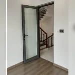 Khu vực ray, bản lề hoặc điểm liên kết chính Cửa nhôm Xingfa tại Hà Đông, Hà Nội