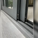 Chi tiết tiếp giáp tường, sàn và khe kỹ thuật Cửa nhôm Xingfa tại Hà Đông, Hà Nội