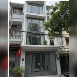 Cửa nhôm Xingfa màu ghi xám hoàn thiện tại nhà phố Hà Nội