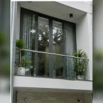 Hệ cửa trượt nhôm Xingfa và lan can kính ở ban công nhà phố